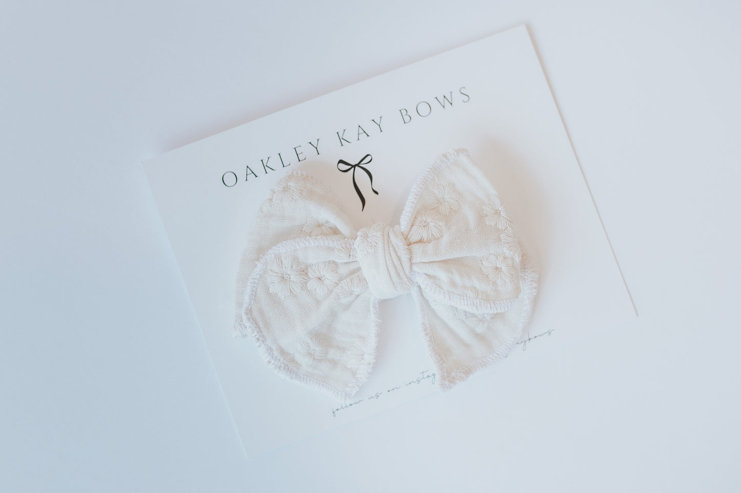 Oakley Kay Bows | White Embroidered Small Bow Clip