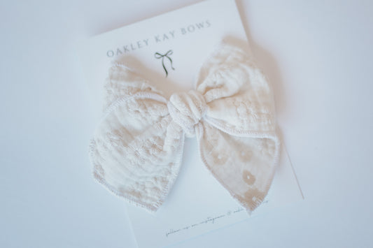 Oakley Kay Bows | White Embroidered Large Bow Clip