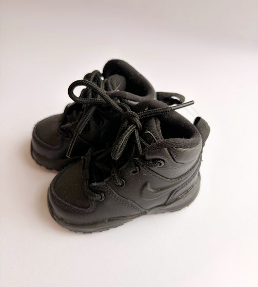 Nike Shoes | Size 4C